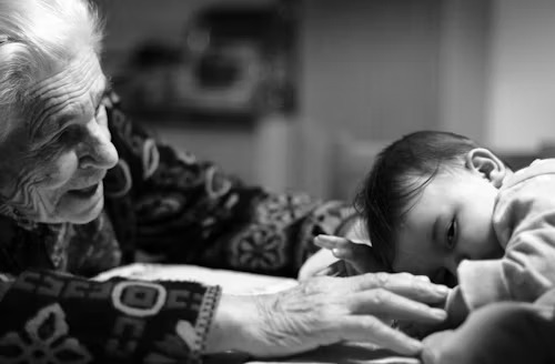 Abuela con nieto — el vínculo humano en la salud